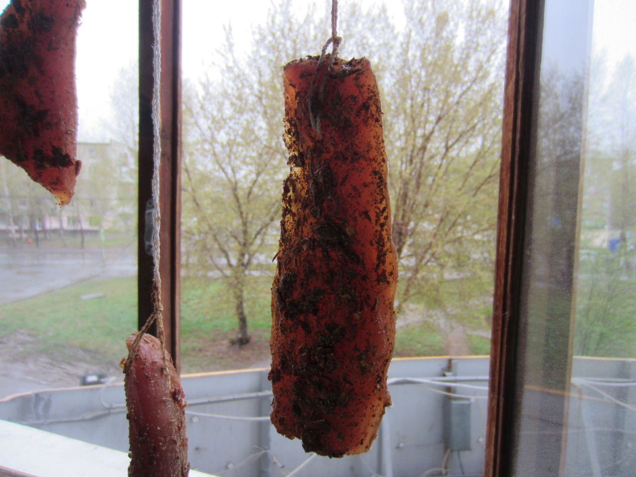 Прямо  сейчас висит)