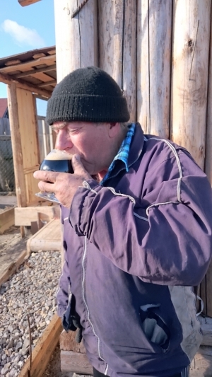 Батя мой пиво дегустирует.